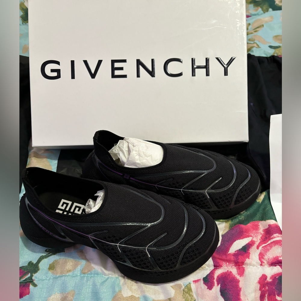 Brand New GIVENCHY
Black TK-360 Sneakers size 36 and fits a women’s 37. - Picture 3 of 15